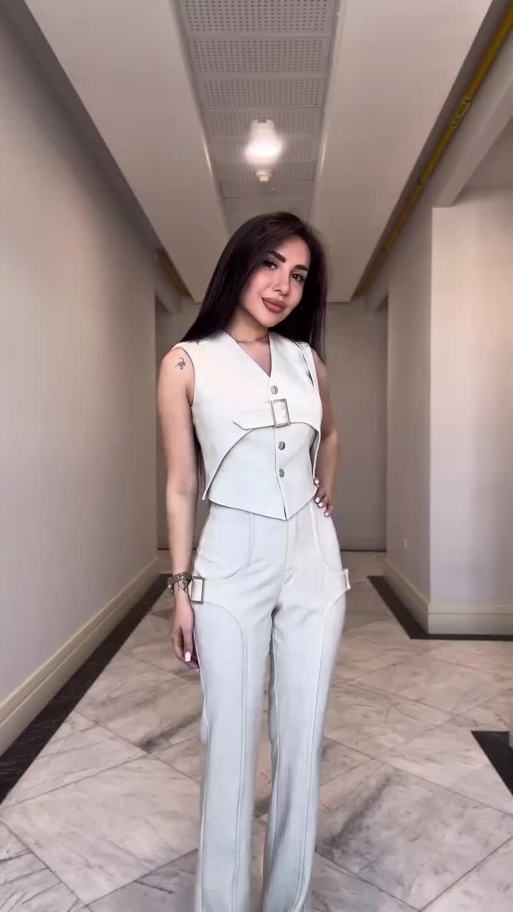 Women's V-neck Buckle-Accent Casual Suit